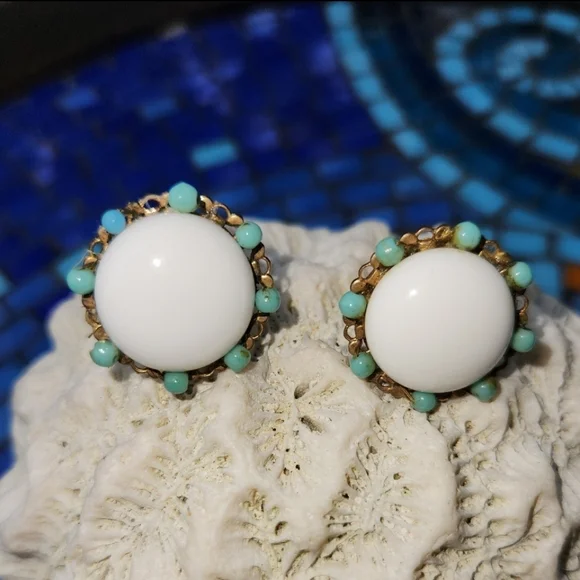 Vintage Milk Glass With Small Blue Glass Stones Screw On Eàrrings - Picture 1 of 7